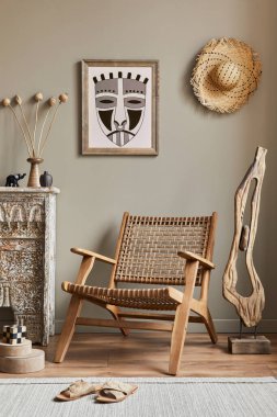 Lüks bir oturma odası, poster çerçevesi, tasarım koltuğu, raf, dekorasyon, halı ve şık ev dekorasyonuyla süslenmiş zarif kişisel aksesuarlar. Şablon.