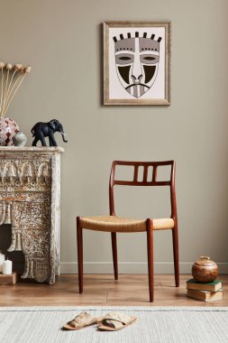 Lüks bir oturma odası, poster çerçevesi, tasarım koltuğu, raf, dekorasyon, halı ve şık ev dekorasyonuyla süslenmiş zarif kişisel aksesuarlar. Şablon.