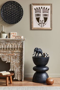 Lüks bir oturma odası. Poster çerçevesi, tasarım taburesi, dekorasyon ve şık ev dekorasyonuyla süslenmiş zarif kişisel aksesuarlar. Şablon.