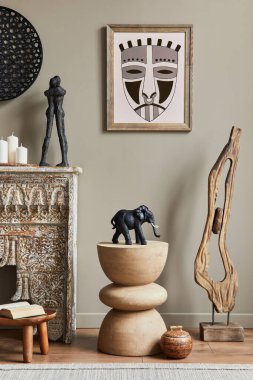 Lüks bir oturma odası. Poster çerçevesi, tasarım taburesi, dekorasyon ve şık ev dekorasyonuyla süslenmiş zarif kişisel aksesuarlar. Şablon.