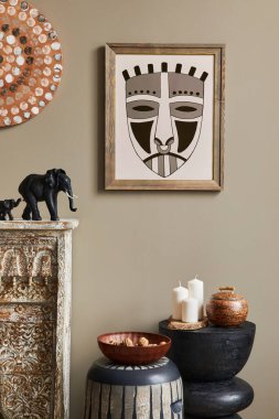 Lüks bir oturma odası. Poster çerçevesi, tasarım taburesi, dekorasyon ve şık ev dekorasyonuyla süslenmiş zarif kişisel aksesuarlar. Şablon.