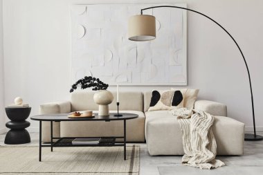 Tasarım kanepesi, yastık, battaniye, resim boyaları, yan ahşap tabure, lamba ve şık ev dekorunda zarif kişisel aksesuarları olan modern oturma odası konsepti. Şablon.