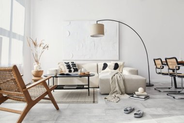 Modüler kanepesi, siyah sehpası, lambası, koltuğu, dekorasyonu, sanat eserleri ve modern ev dekorasyonundaki zarif kişisel aksesuarları olan oturma odasının içi. Şablon.