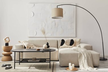 Tasarım kanepesi, yastık, battaniye, resim boyaları, yan ahşap tabure, lamba ve şık ev dekorunda zarif kişisel aksesuarları olan modern oturma odası konsepti. Şablon.