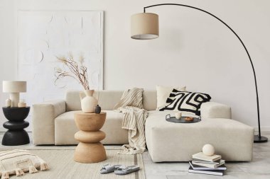 Tasarım kanepesi, yastık, battaniye, resim boyaları, yan ahşap tabure, lamba ve şık ev dekorunda zarif kişisel aksesuarları olan modern oturma odası konsepti. Şablon.