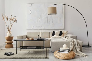 Tasarım kanepesi, yastık, battaniye, resim boyaları, yan ahşap tabure, lamba ve şık ev dekorunda zarif kişisel aksesuarları olan modern oturma odası konsepti. Şablon.