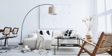 Modüler kanepesi, siyah sehpası, lambası, koltuğu, dekorasyonu, sanat eserleri ve modern ev dekorasyonundaki zarif kişisel aksesuarları olan oturma odasının içi. Şablon.