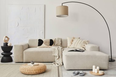 Tasarım kanepesi, yastık, battaniye, resim boyaları, yan ahşap tabure, lamba ve şık ev dekorunda zarif kişisel aksesuarları olan modern oturma odası konsepti. Şablon.