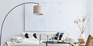 Modüler kanepesi, siyah sehpası, lambası, koltuğu, dekorasyonu, sanat eserleri ve modern ev dekorasyonundaki zarif kişisel aksesuarları olan oturma odasının içi. Şablon.