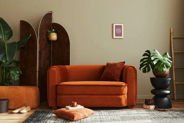Oturma Odasının Kısımları Tasarım Kanepesi Poster Çerçeveleri Bitkiler Puf Oda — Stok fotoğraf