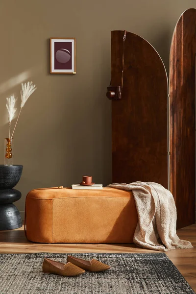 주머니 슬리퍼 프레임 사이드 테이블 스크린 개인용 액세서리가 거실의 디자인 — 스톡 사진