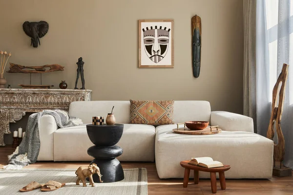 Elegante Interior Sala Estar Étnica Con Sofá Diseño Taburete Madera —  Fotos de Stock
