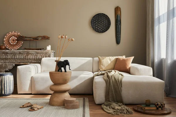 Modüler kanepe, ahşap tabure, Fas rafı, halı dekoru, bir sürü dekorasyon ve zarif kişisel aksesuarları olan şık bir etnik oturma odası. Modern dekorda. Şablon.