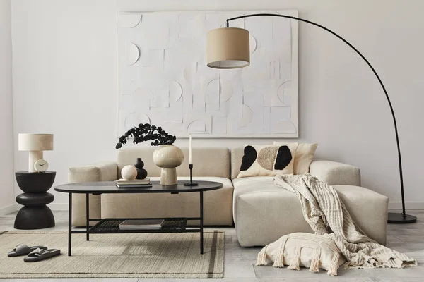 现代客厅室内设计理念 配有设计沙发 艺术彩绘 侧木凳子 灯具和雅致的个人配饰 家居装饰时尚 — 图库照片