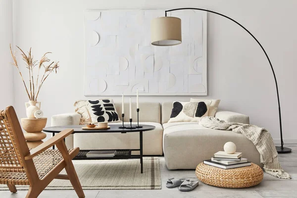 Modüler kanepesi, siyah sehpası, lambası, koltuğu, dekorasyonu, sanat eserleri ve modern ev dekorasyonundaki zarif kişisel aksesuarları olan oturma odasının içi. Şablon.