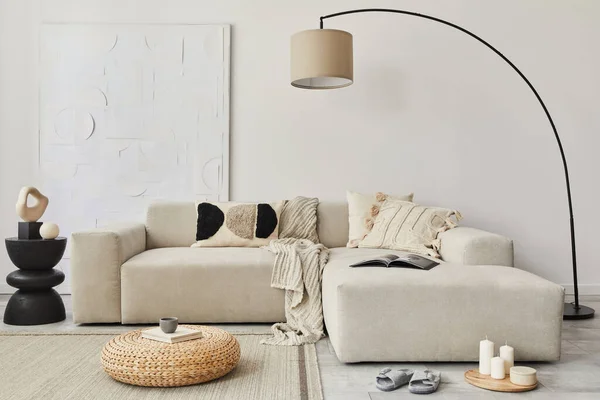 现代客厅室内设计理念 配有设计沙发 艺术彩绘 侧木凳子 灯具和雅致的个人配饰 家居装饰时尚 — 图库照片