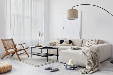 Modüler kanepesi, siyah sehpası, lambası, koltuğu, dekorasyonu, sanat eserleri ve modern ev dekorasyonundaki zarif kişisel aksesuarları olan oturma odasının içi. Şablon.