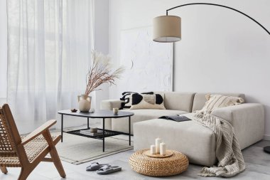 Modern ev dekorunda tasarım modüler kanepesi, siyah kahve masası, lamba, dekorasyon, sanat tabloları, puf, genişlik ve zarif kişisel aksesuarları olan oturma odasının içi. Şablon.