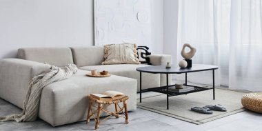 Modern ev dekorunda tasarım modüler kanepesi, siyah kahve masası, lamba, dekorasyon, sanat tabloları, puf, genişlik ve zarif kişisel aksesuarları olan oturma odasının içi. Şablon.