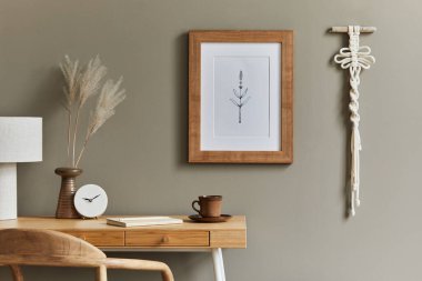 Şık koltuğu, ahşap masası, ev bitkileri, kaktüsü, rattan dekorasyonu, makrome ve saati olan boho oturma odasının iç tasarımı. Botanik bürosu. Şablon.