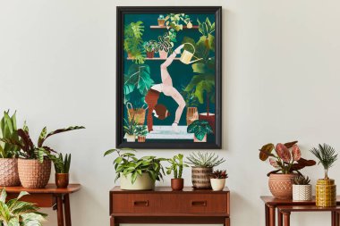 Ahşap poster çerçeveli ev bahçesinin şık botanik kompozisyonu, bir sürü güzel ev bitkisi, kaktüs, farklı tasarım saksıları ve çiçek aksesuarlarıyla dolu. Şablon