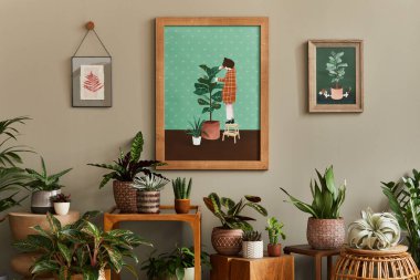 Ahşap poster çerçeveli ev bahçesinin şık botanik kompozisyonu, bir sürü güzel ev bitkisi, kaktüs, farklı tasarım saksıları ve çiçek aksesuarlarıyla dolu. Şablon