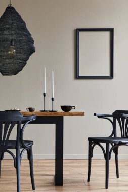Ahşap aile masası, tasarım retro sandalyeler, bir fincan kahve, dekorasyon, gösterişli lamba ve şık ev dekorasyonunda kişisel aksesuarlar içeren minimalist köy mutfağı konsepti. Şablon.