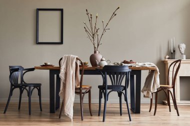 Yemek odasının içinde ceviz ağacı ahşap masa, retro sandalyeler, dekorasyon, şömine, kurutulmuş çiçek, şamdan resim çerçevesi ve halıyı minimalist ev dekoruyla taklit ediyor. Şablon.