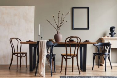 Yemek odasının içinde ceviz ağacı ahşap masa, retro sandalyeler, dekorasyon, şömine, kurutulmuş çiçek, şamdan resim çerçevesi ve halıyı minimalist ev dekoruyla taklit ediyor. Şablon.