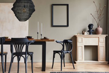 Yemek odasının içinde ceviz ağacı ahşap masa, retro sandalyeler, dekorasyon, şömine, kurutulmuş çiçek, şamdan resim çerçevesi ve halıyı minimalist ev dekoruyla taklit ediyor. Şablon.