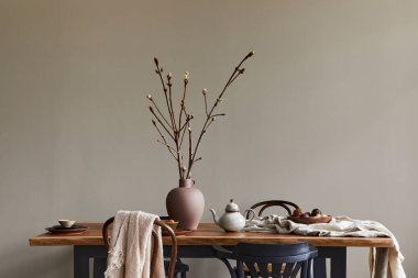 Yemek odasının içinde ceviz ağacı ahşap masa, retro sandalyeler, dekorasyon, minimalist ev dekorunda kurumuş çiçek. Şablon. Tarafsız arkaplan duvarı.