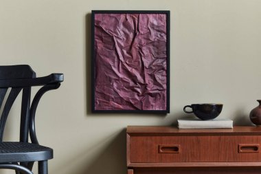 Şık ve lüks iç dekorasyonu siyah poster çerçevesi, vazolar, kitaplar, ahşap tabureler, ev dekorunda kupa ve zarif aksesuarlar. Şablon.