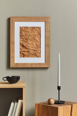 Ahşap kaplamalı şık ve lüks iç mimari posterler, vazolar, kitaplar, ahşap tabureler, kupa ve ev dekorunda zarif aksesuarlar. Şablon.