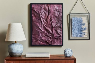 Şık ve lüks iç dekorasyonu siyah poster çerçevesi, vazolar, kitaplar, ahşap tabureler, ev dekorunda kupa ve zarif aksesuarlar. Şablon.