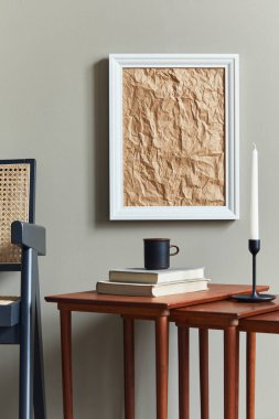 Beyaz çerçeveli şık ve lüks iç mimari posterler, vazolar, kitaplar, ahşap tabureler, ev dekorunda kupa ve zarif aksesuarlar. Şablon.