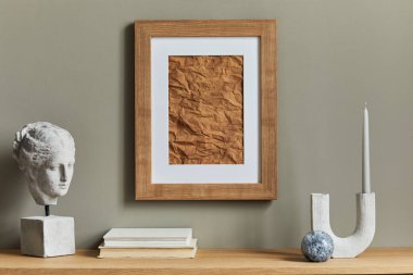 Ahşap kaplamalı şık ve lüks iç mimari posterler, vazolar, kitaplar, ahşap tabureler, kupa ve ev dekorunda zarif aksesuarlar. Şablon.