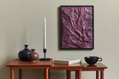 Şık ve lüks iç dekorasyonu siyah poster çerçevesi, vazolar, kitaplar, ahşap tabureler, ev dekorunda kupa ve zarif aksesuarlar. Şablon.