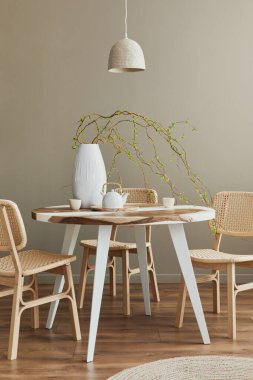 Aile masası, tasarım sandalyeleri, bir fincan kahve, dekorasyon, sofra takımı, kolye lambası, halı ve ev dekorunda zarif kişisel aksesuarları olan şık bir yemek odası. Şablon.