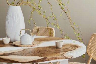 Şık yemek odasının iç tasarımı aile ahşap ve epoksi masa, rattan sandalyeler, vazoda çiçekler ve fincanlı çaydanlık. Ayrıntılar. Şablon.