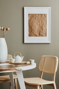 Konforlu evdeki yemek odasının şık iç dekorasyonu beyaz poster çerçevesi, tasarım koltukları, aile masası çaydanlık, fincanlar, dekorasyon ve modern ev dekorasyonundaki zarif kişisel aksesuarlarla. Şablon.
