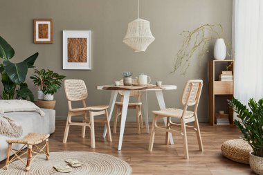 Yemek odasının içinde aile masası, rattan sandalyeler, lamba, bitki, sofra takımı, halı, dekorasyon ve zarif aksesuarlar var. Şablon. 