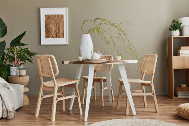 Konforlu evdeki yemek odasının şık iç dekorasyonu beyaz poster çerçevesi, tasarım koltukları, aile masası çaydanlık, fincanlar, dekorasyon ve modern ev dekorasyonundaki zarif kişisel aksesuarlarla. Şablon.