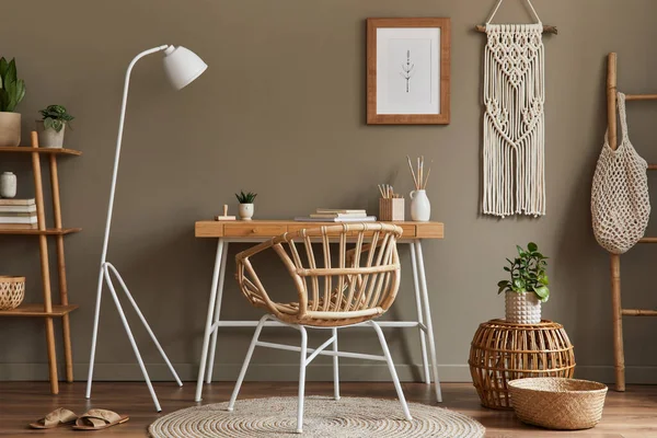 Komposisi Modern Interior Boho Ruang Kantor Rumah Dengan Meja Kayu — Stok Foto