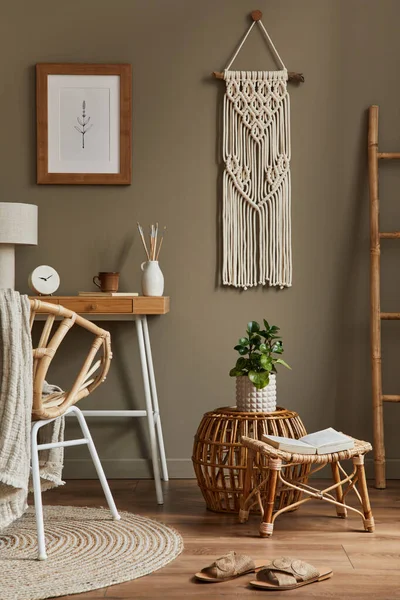 Stilvolles Unkonventionelles Interieur Des Home Office Mit Holzschreibtisch Rattan Sessel — Stockfoto