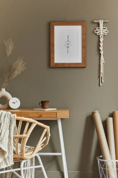 Interior Boêmio Elegante Espaço Escritório Casa Com Mesa Madeira Poltrona — Fotografia de Stock