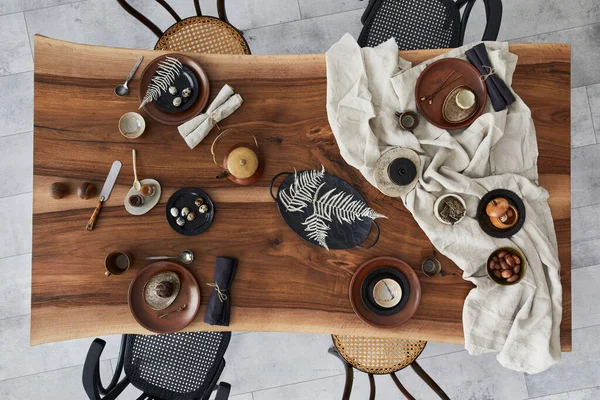 Stijlvol Interieur Van Eetkamer Met Houten Walnoot Tafel Retro Stoelen — Stockfoto