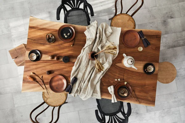 Elegante Diseño Interior Comedor Con Mesa Madera Nogal Sillas Retro —  Fotos de Stock