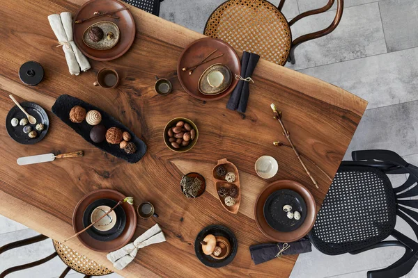 Elegante Diseño Interior Comedor Con Mesa Madera Nogal Sillas Retro —  Fotos de Stock