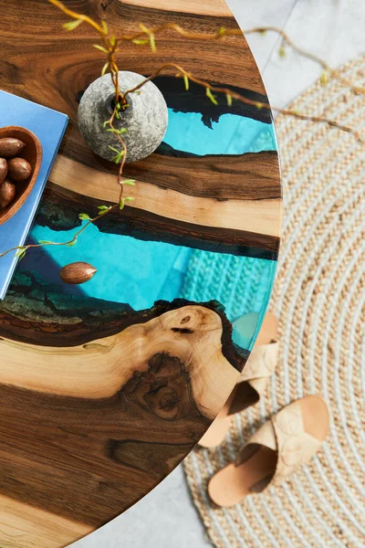 Dekat Meja Kopi Epoxy Kayu Dengan Kaca Kacang Kacangan Dan — Stok Foto
