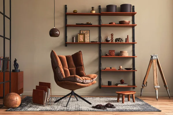 Stylový Interiér Obývacího Pokoje Designovým Hnědým Křeslem Dřevěnou Knihovnou Závěsnou — Stock fotografie